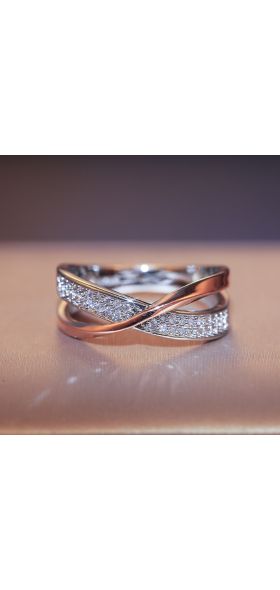 Huitan Newest Fresh Two Tone X Shape Cross Ring for Women Wedding Trendy Jewelry Dazzling CZ Stone Large Modern Rings Anillos